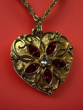 Vintage Avon Rhinestone Ruby Poinsetta Heart Pendant Necklace